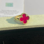 [Cyra] NEUE RINGE MIT ROSA EMAILLE-KLEEBLATT