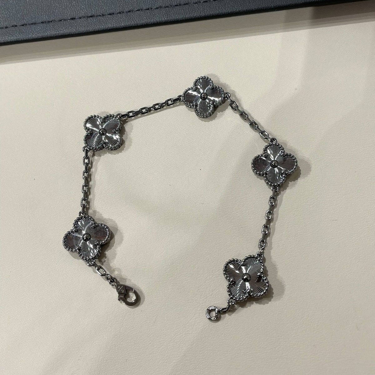 [Cyra] Neues CLOVER 5 MOTIF SCHWARZES ARMBAND
