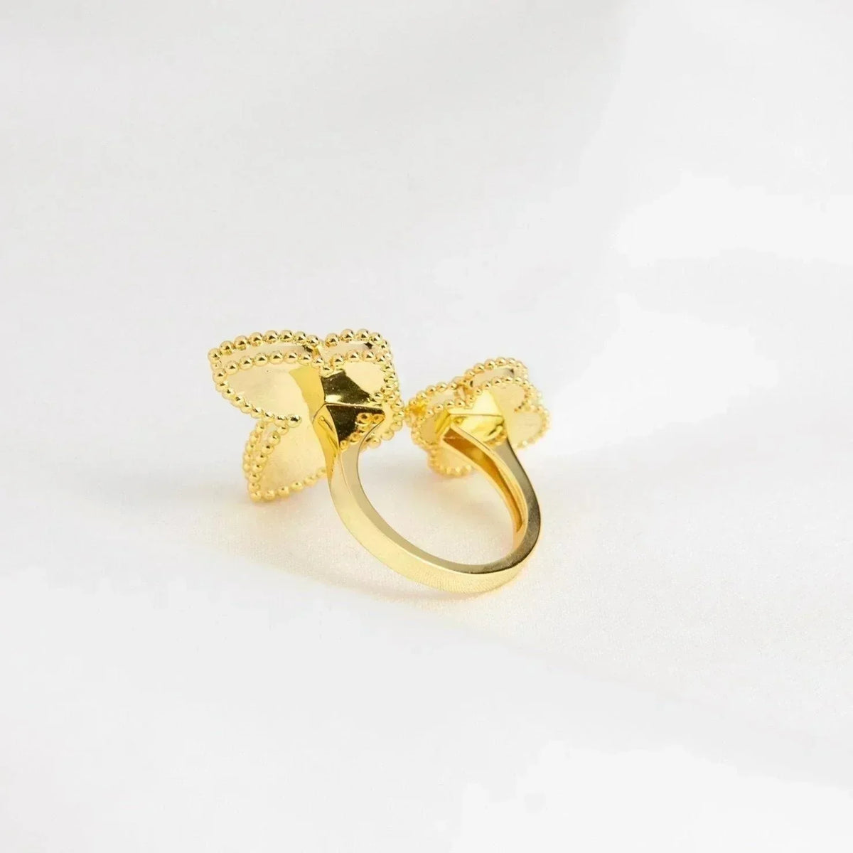 [Cyra]  GLÜCK ZWISCHEN DEM FINGER RING