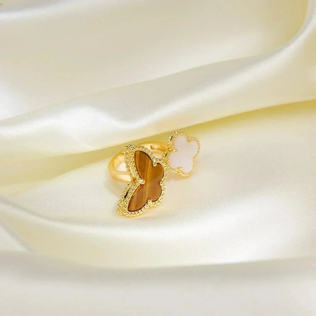 [Cyra]  GLÜCK ZWISCHEN DEM FINGER RING