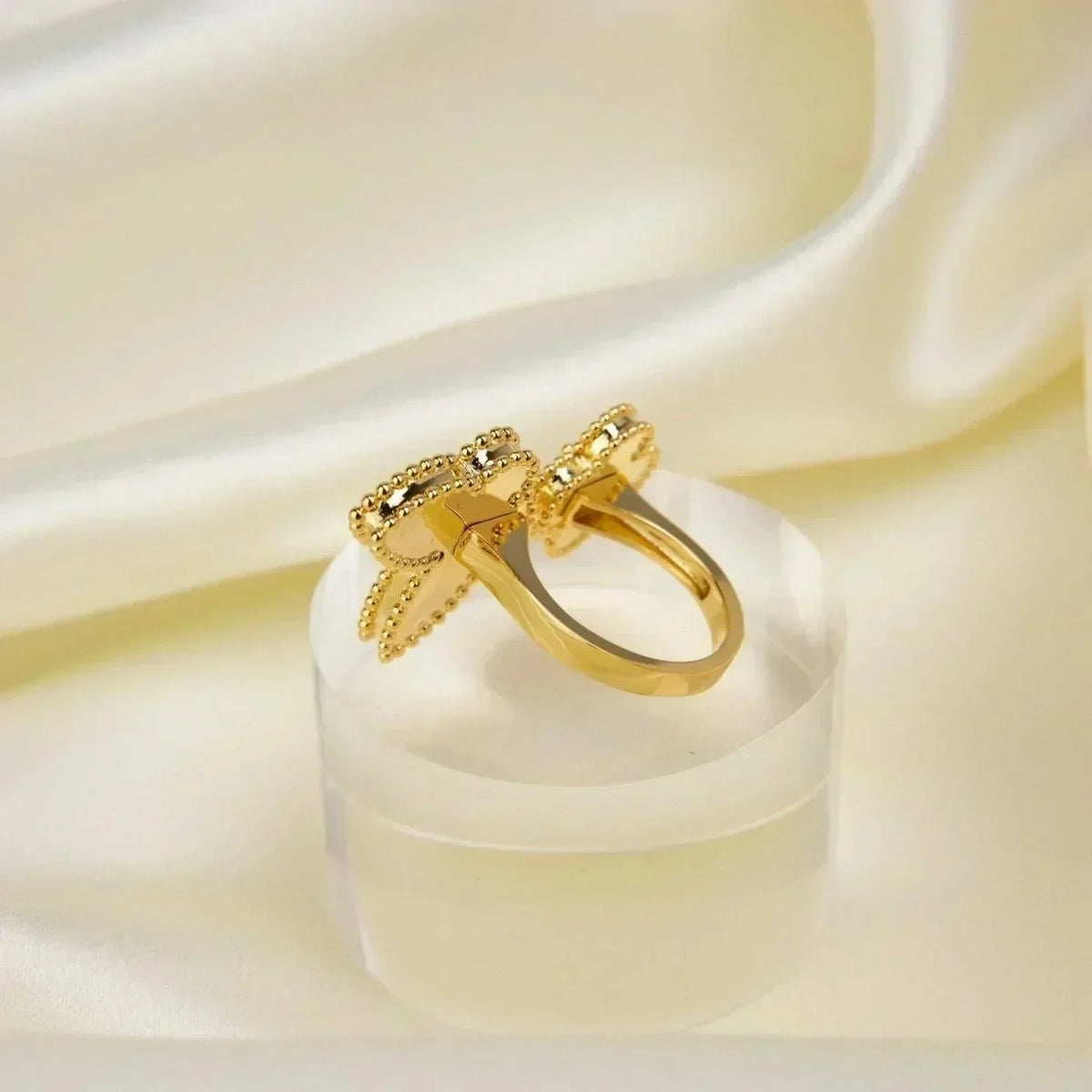 [Cyra]  GLÜCK ZWISCHEN DEM FINGER RING