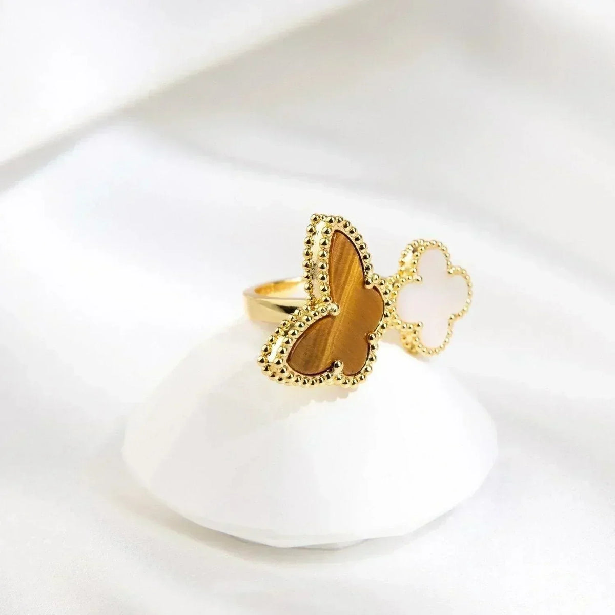 [Cyra]  GLÜCK ZWISCHEN DEM FINGER RING
