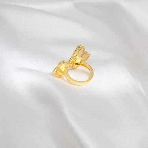 [Cyra]  GLÜCK ZWISCHEN DEM FINGER RING