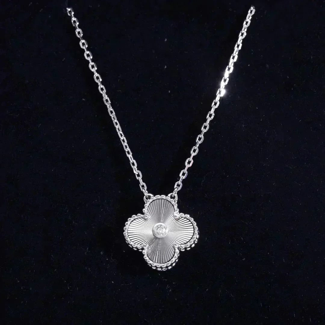 [Cyra]  CLOVER  15MM DIAMOND LASER NECKLACE SILVER