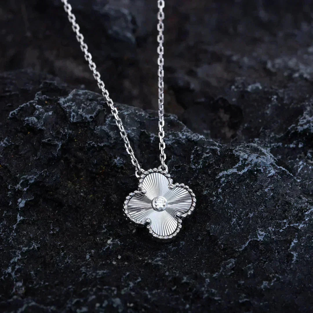 [Cyra]  CLOVER  15MM DIAMOND LASER NECKLACE SILVER
