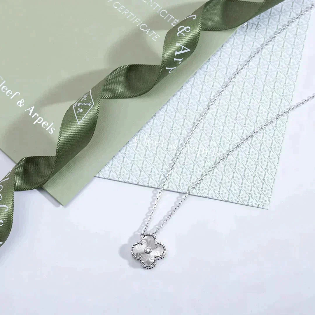 [Cyra]  CLOVER  15MM DIAMOND LASER NECKLACE SILVER