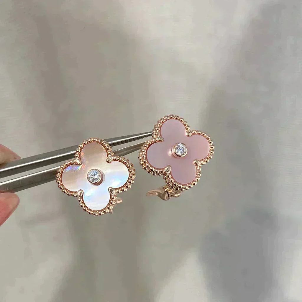 [Cyra]  CLOVER MEDIUM 1 MOTIFS  PINK MOP DIAMOND EARRINGS