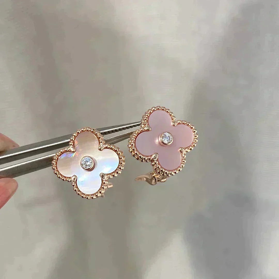 [Cyra]  CLOVER MEDIUM 1 MOTIFS  PINK MOP DIAMOND EARRINGS
