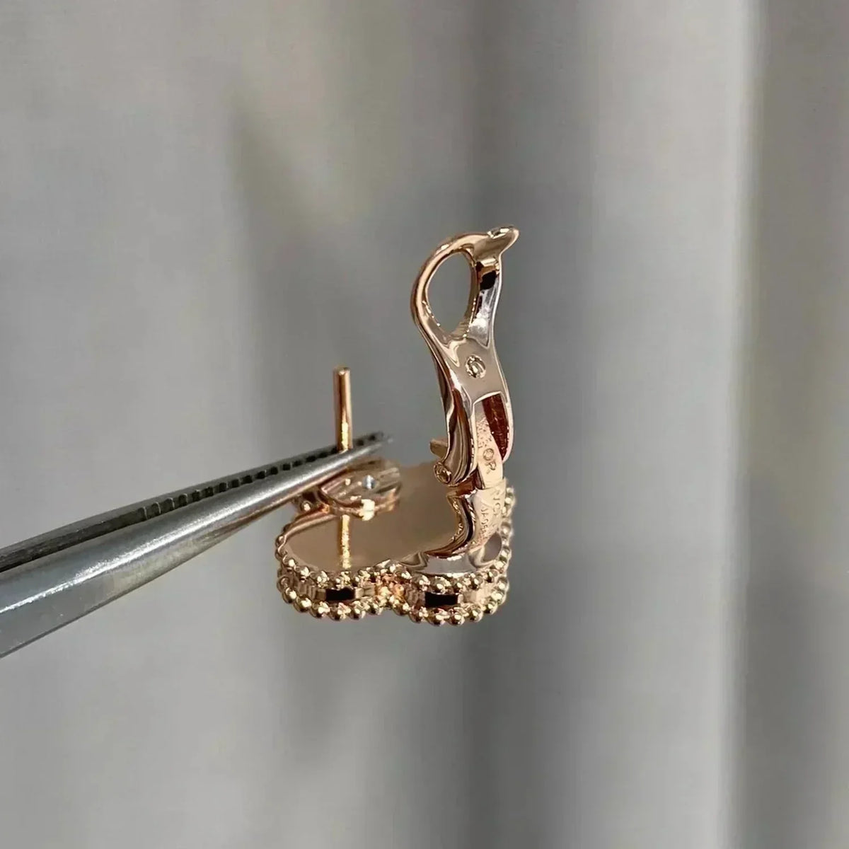 [Cyra]  CLOVER MEDIUM 1 MOTIFS  PINK MOP DIAMOND EARRINGS