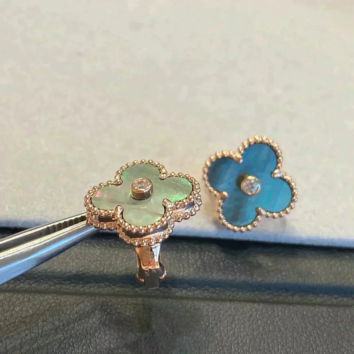 [Cyra]  CLOVER MEDIUM 1 MOTIFS GRAY MOP  DIAMOND EARRINGS