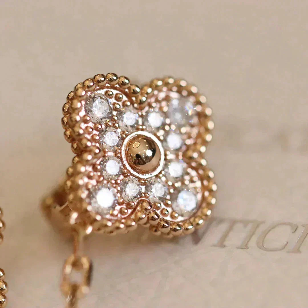 [Cyra]  CLOVER MEDIUM 1 MOTIFS FUll DIAMOND EARRINGS