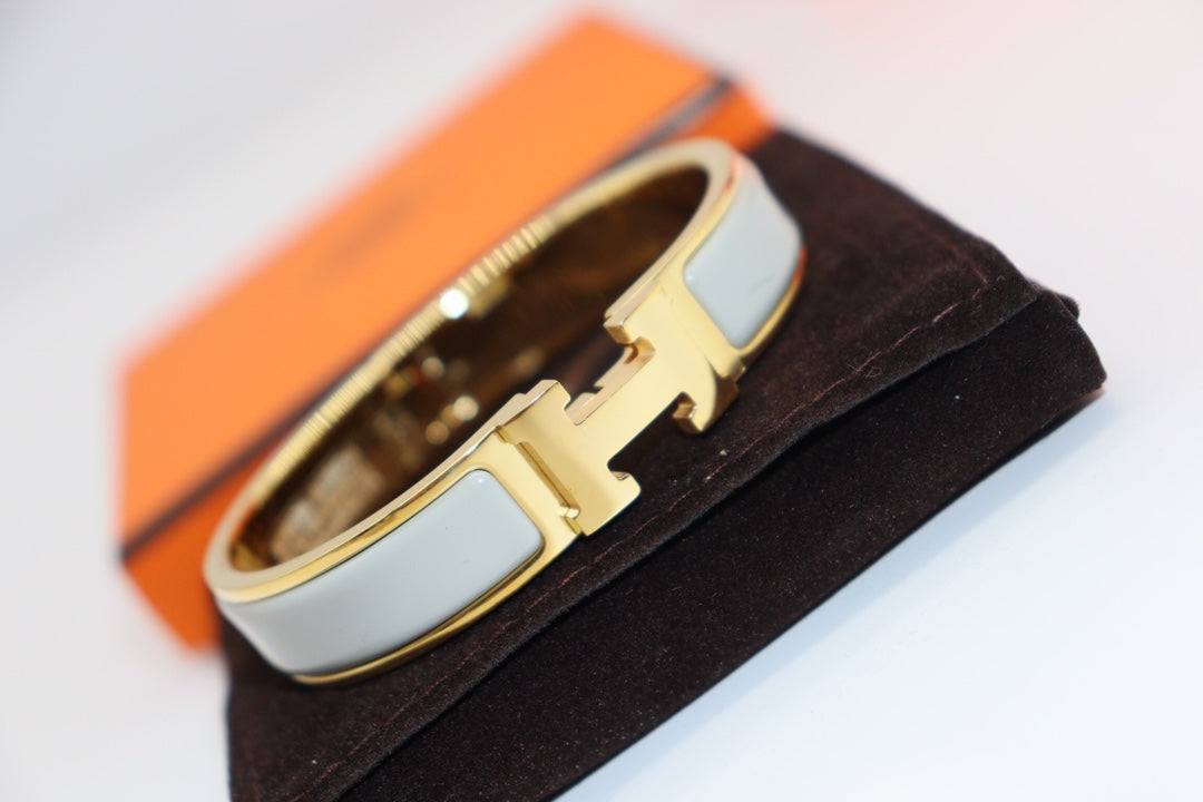 [Cyra]  H HELLBLAUES ARMBAND