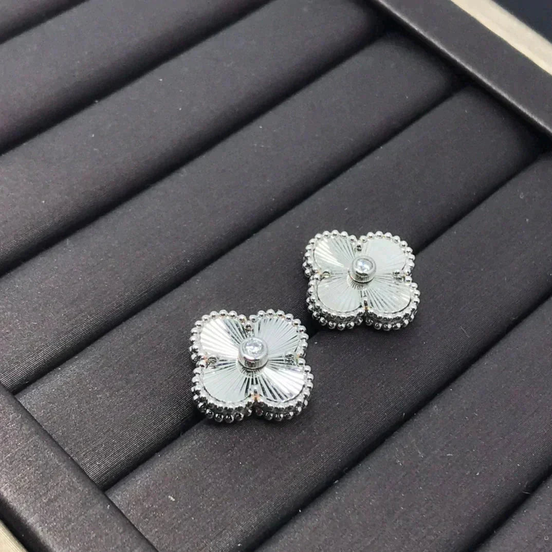 [Cyra]  CLOVER MINI 9.5MM LASER EARRINGS