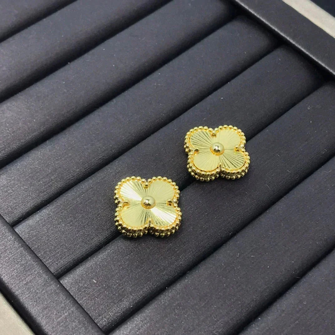 [Cyra]  CLOVER MINI 9.5MM LASER EARRINGS