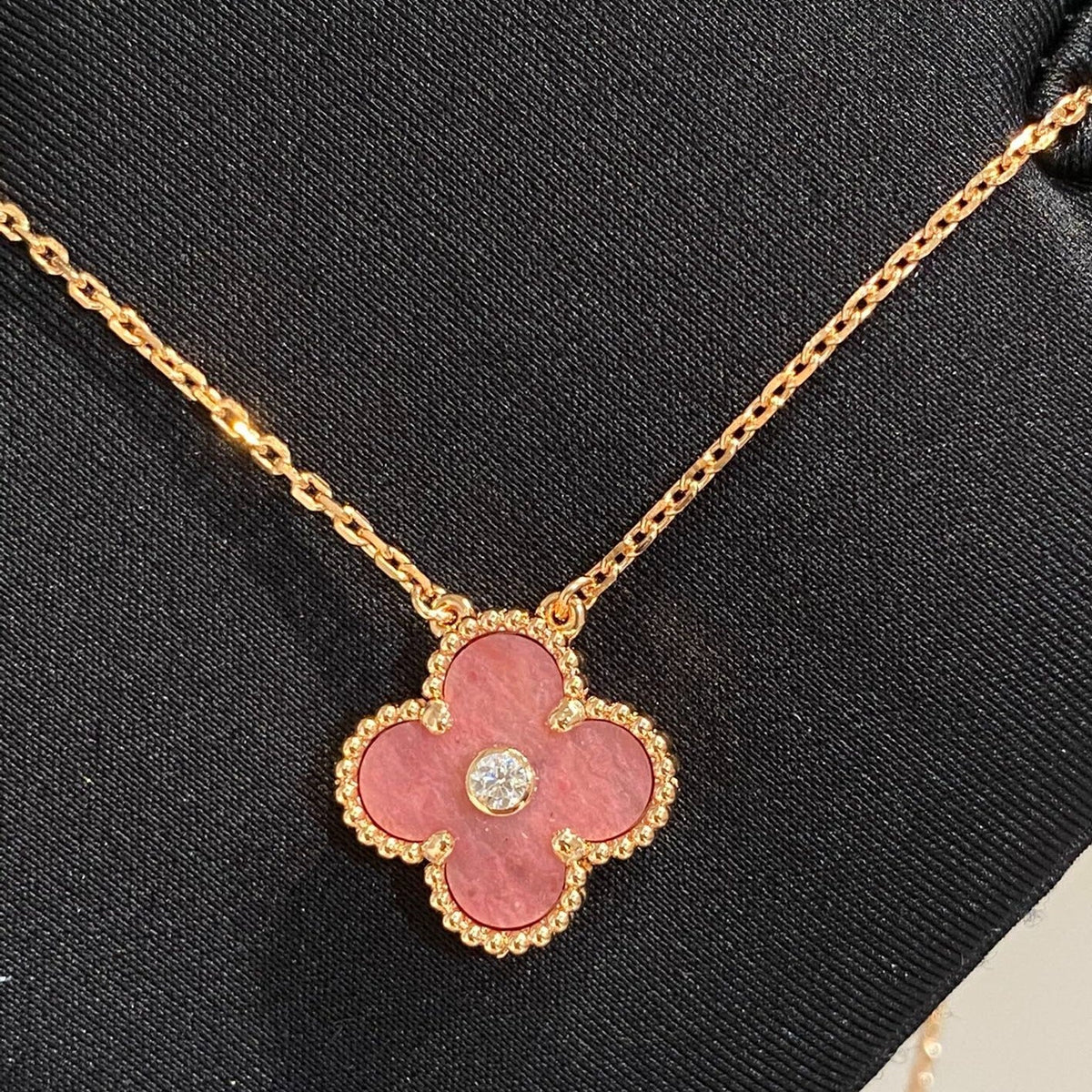 [Cyra]  CLOVER 15MM DIAMOND RHODONITE NECKLACE