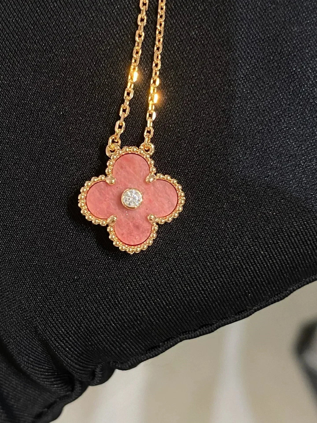 [Cyra]  CLOVER 15MM DIAMOND RHODONITE NECKLACE