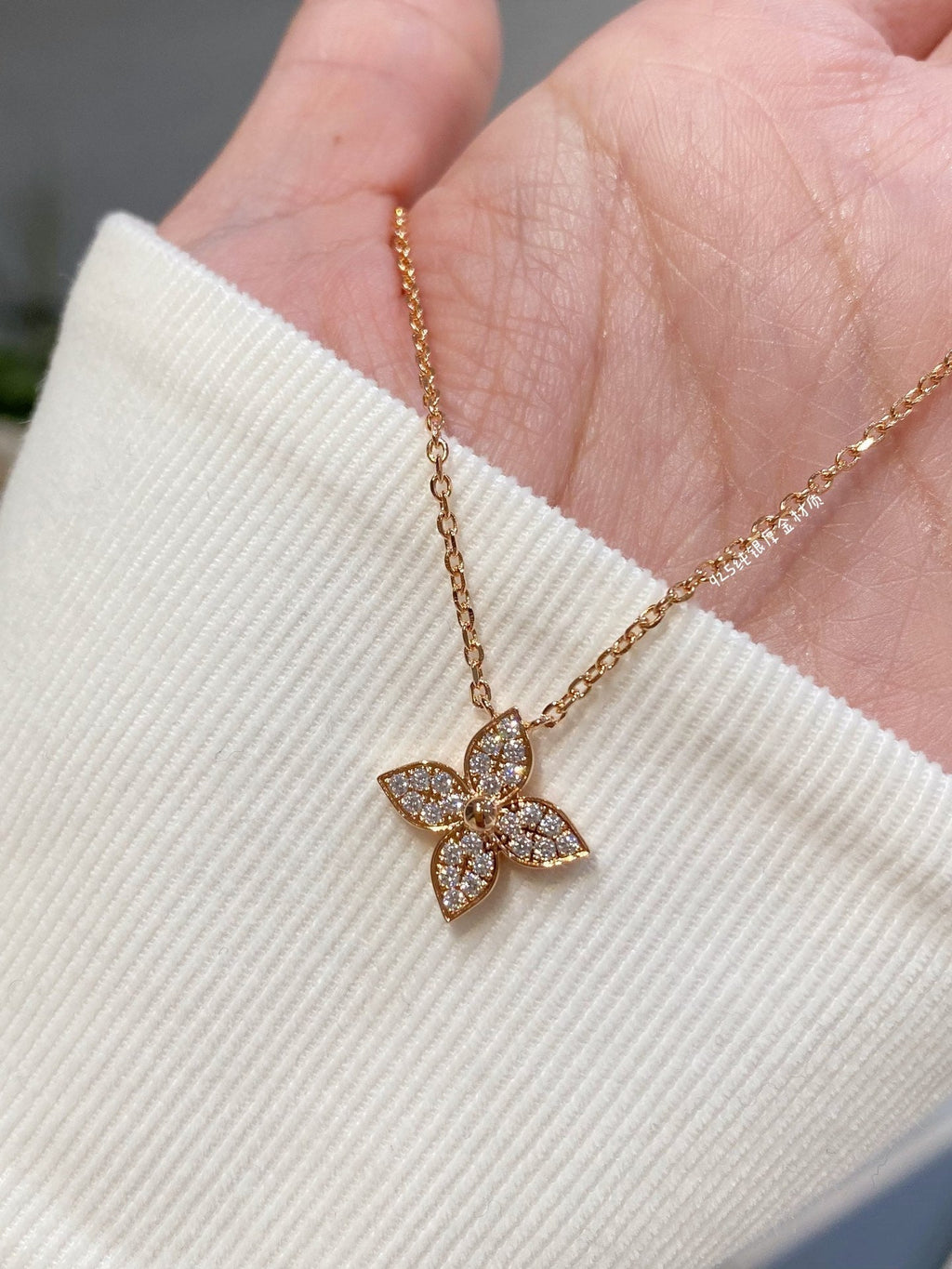 [Cyra]  STAR DIAMOND NECKALCE