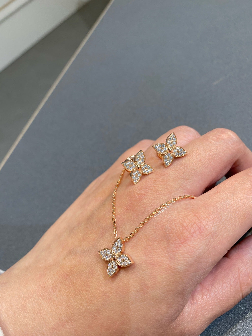 [Cyra]  STAR DIAMOND NECKALCE
