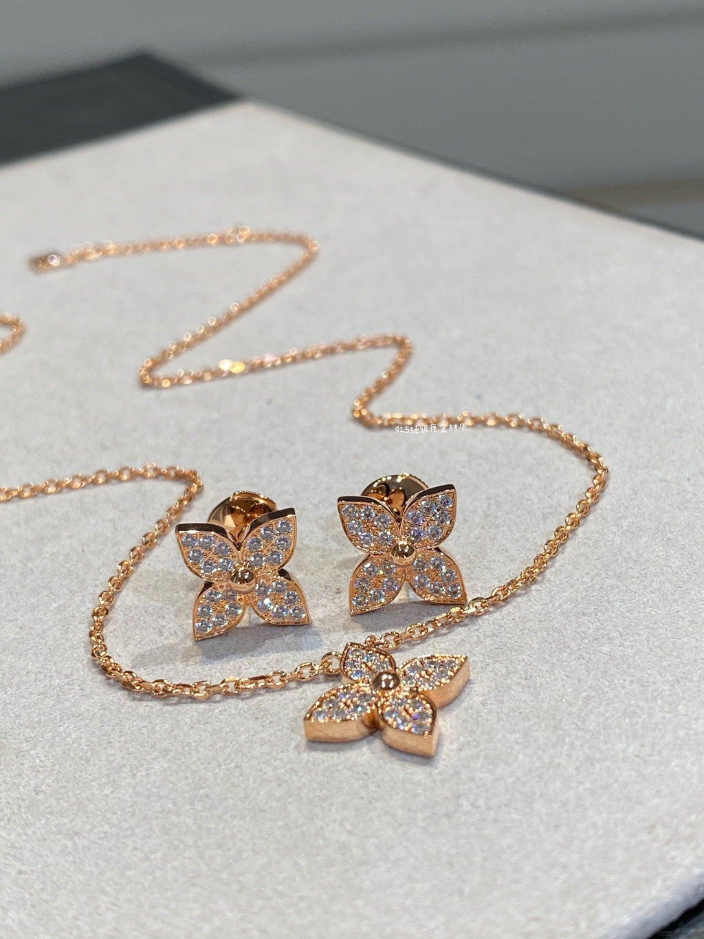 [Cyra]  STAR DIAMOND NECKALCE