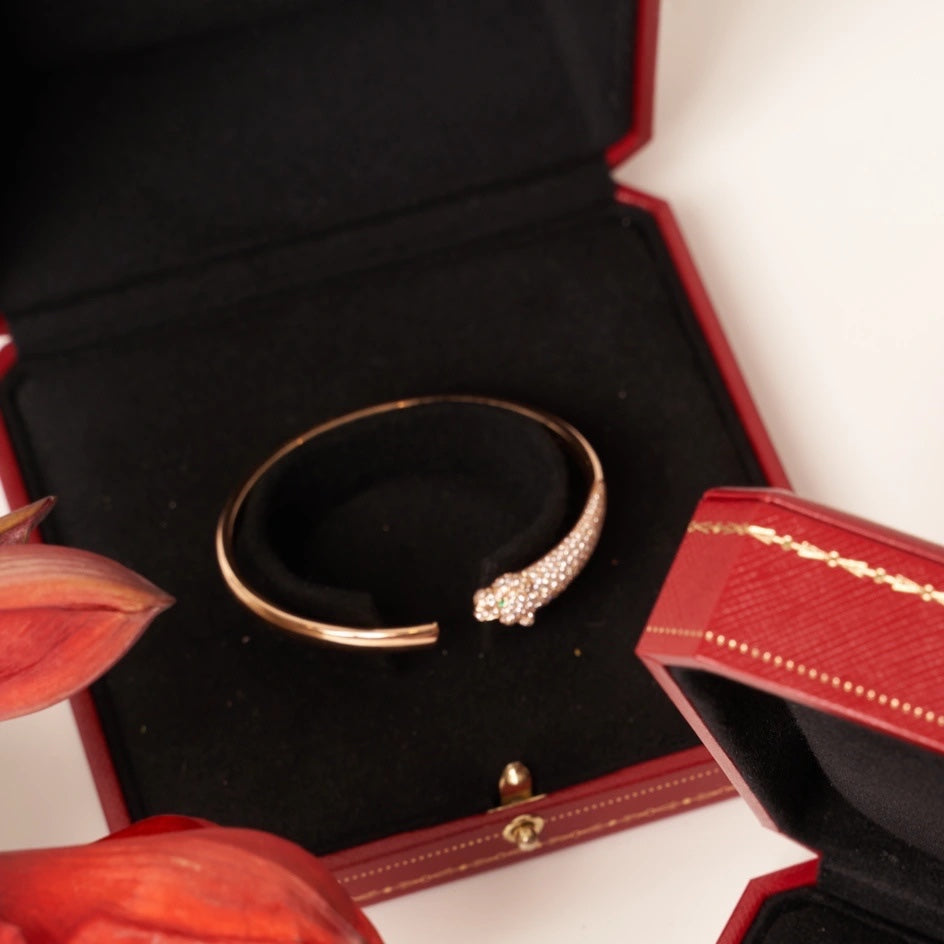 [Cyra]  PANTHÈRE OFFENES ARMBAND AUS ROSÉGOLD MIT DIAMANTEN
