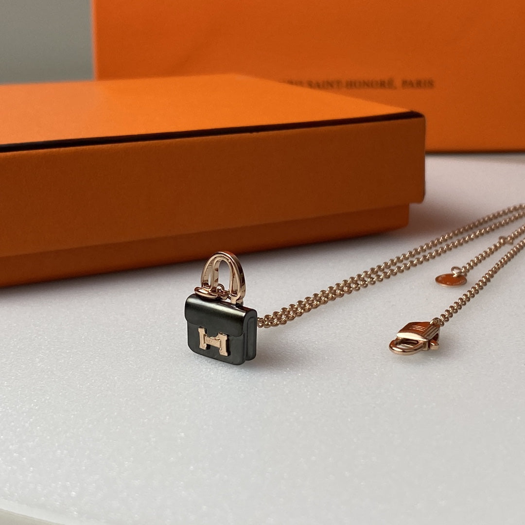[Cyra] CONSTANCE ANHÄNGER-HALSKETTE AUS ROTGOLD MIT SCHWARZEM STEIN