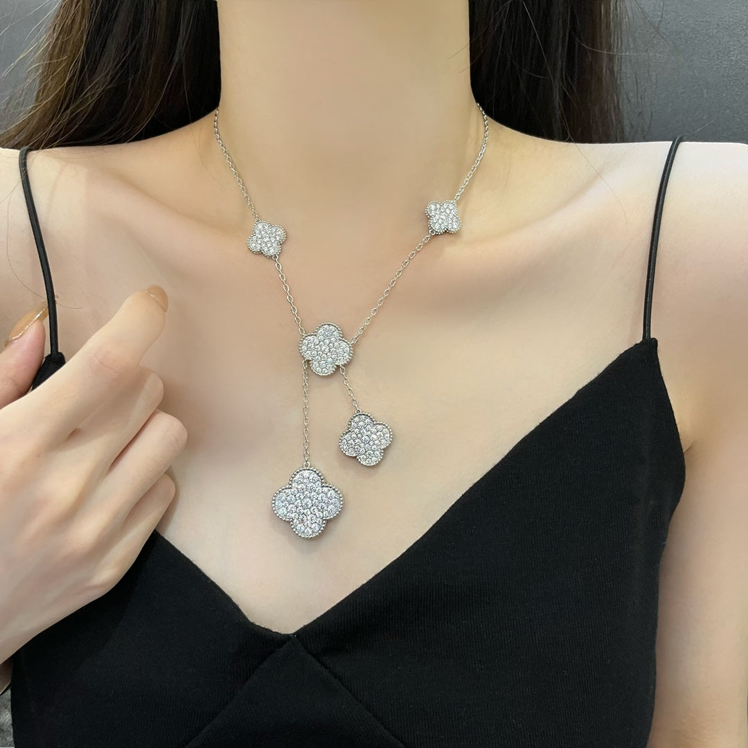 {
"Cyra": "クローバー 5モチーフ シルバー ダイヤモンド ネックレス"
}
