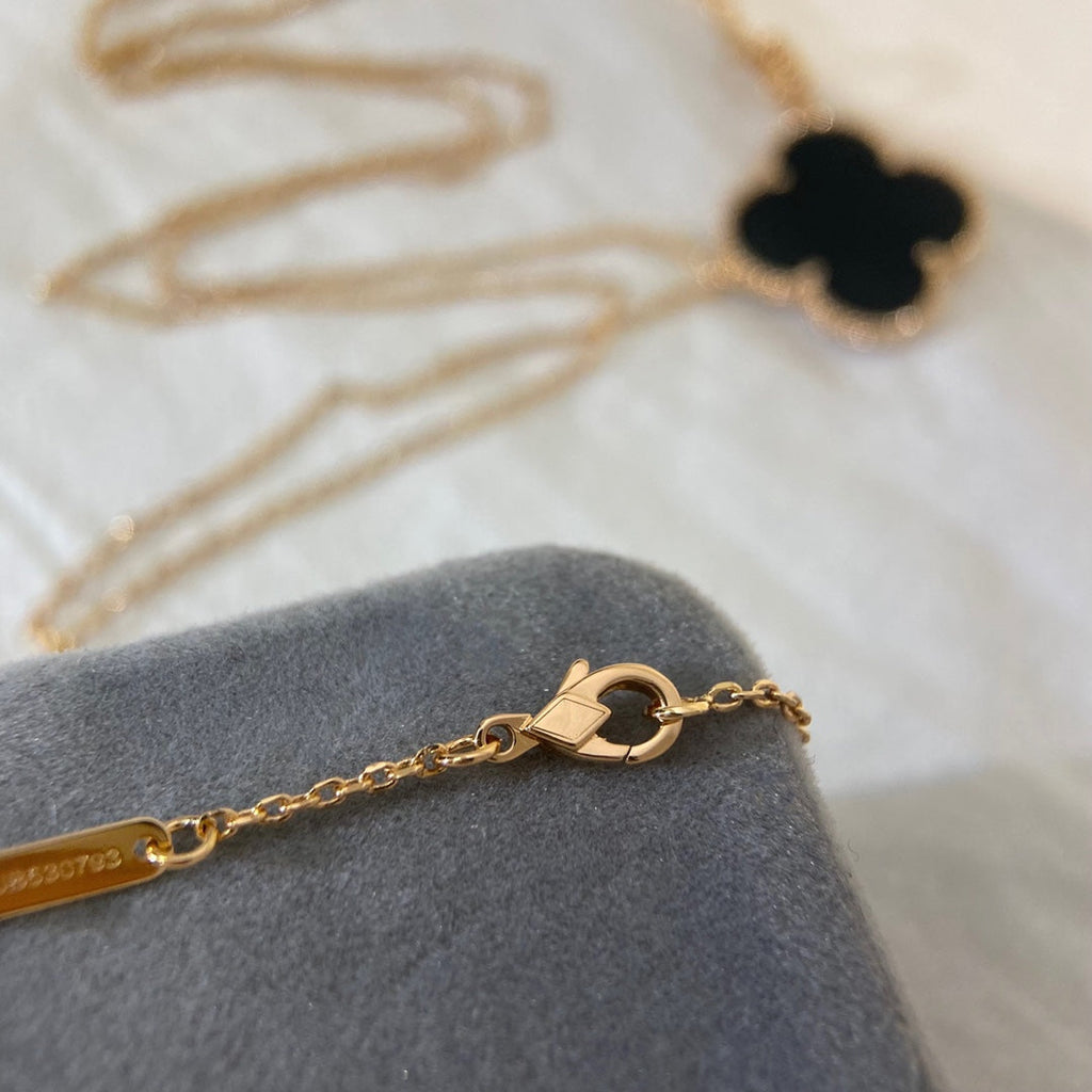 {
  "Cyra": "CLOVER 25MM ネックレス ゴールド オニキス"
}