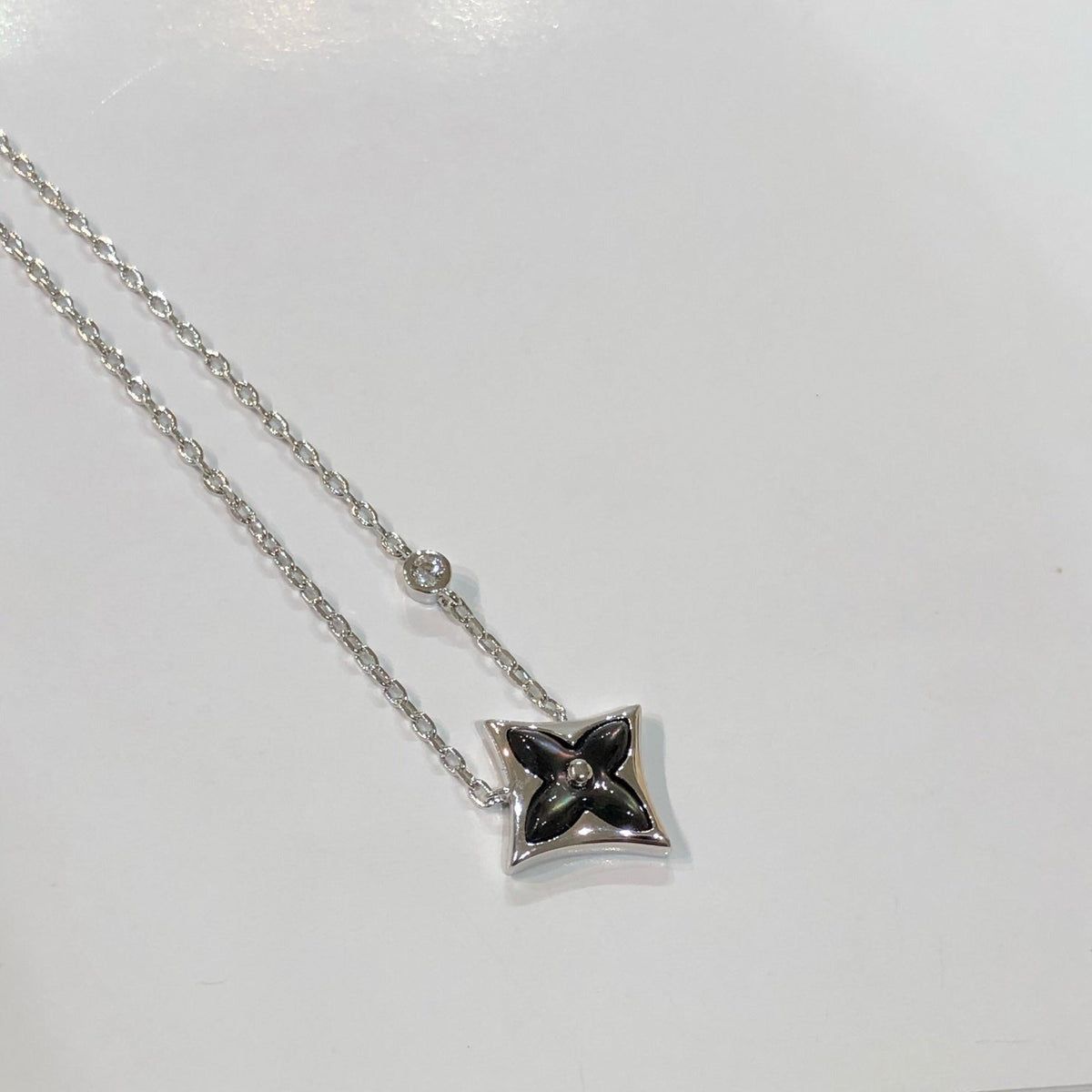 [Cyra]  STAR BLACK MOP NECKLACE