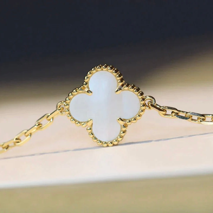 [Cyra]  CLOVER 20 MOTIFS WHITE MOP NECKLACE