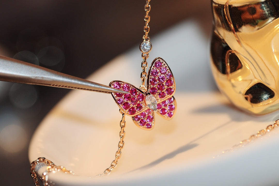 [Cyra]  SCHMETTERLING ROTER DIAMANT ROSÉGOLD HALSKETTE