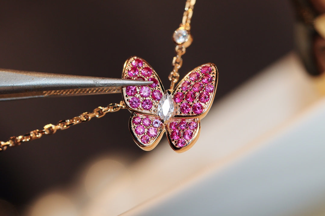 [Cyra]  SCHMETTERLING ROTER DIAMANT ROSÉGOLD HALSKETTE