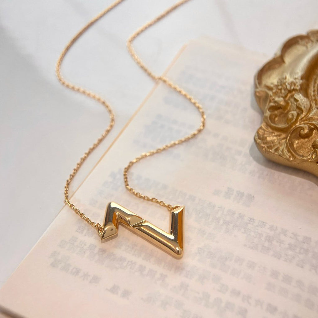 [Cyra]  VOLTE UMGEDREHTE HALSKETTE