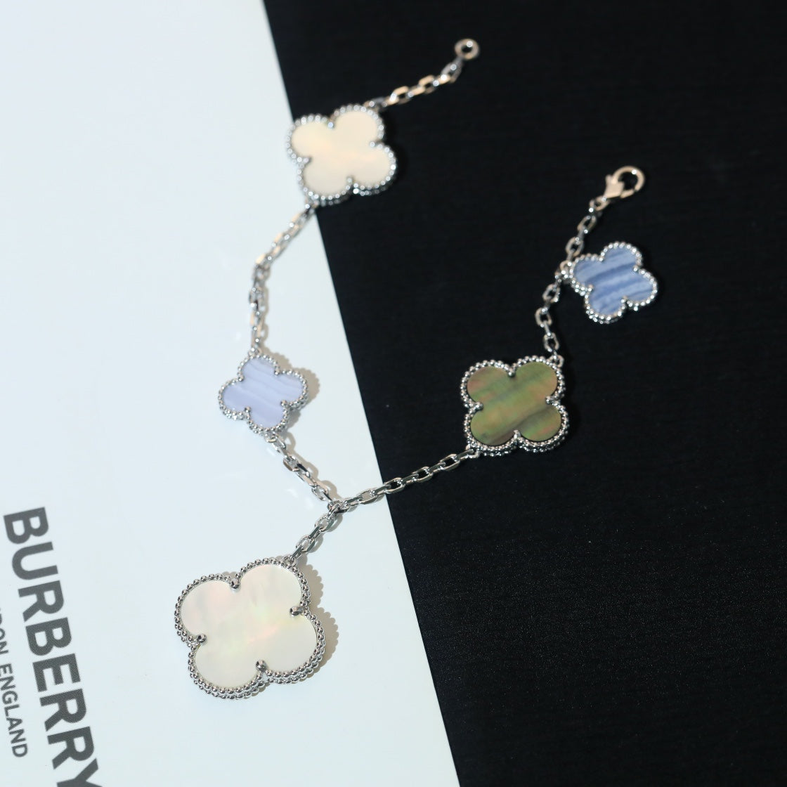 [Cyra]  CLOVER BRACELET 5 MOTIFS MOP CHALCEDONY SILVER