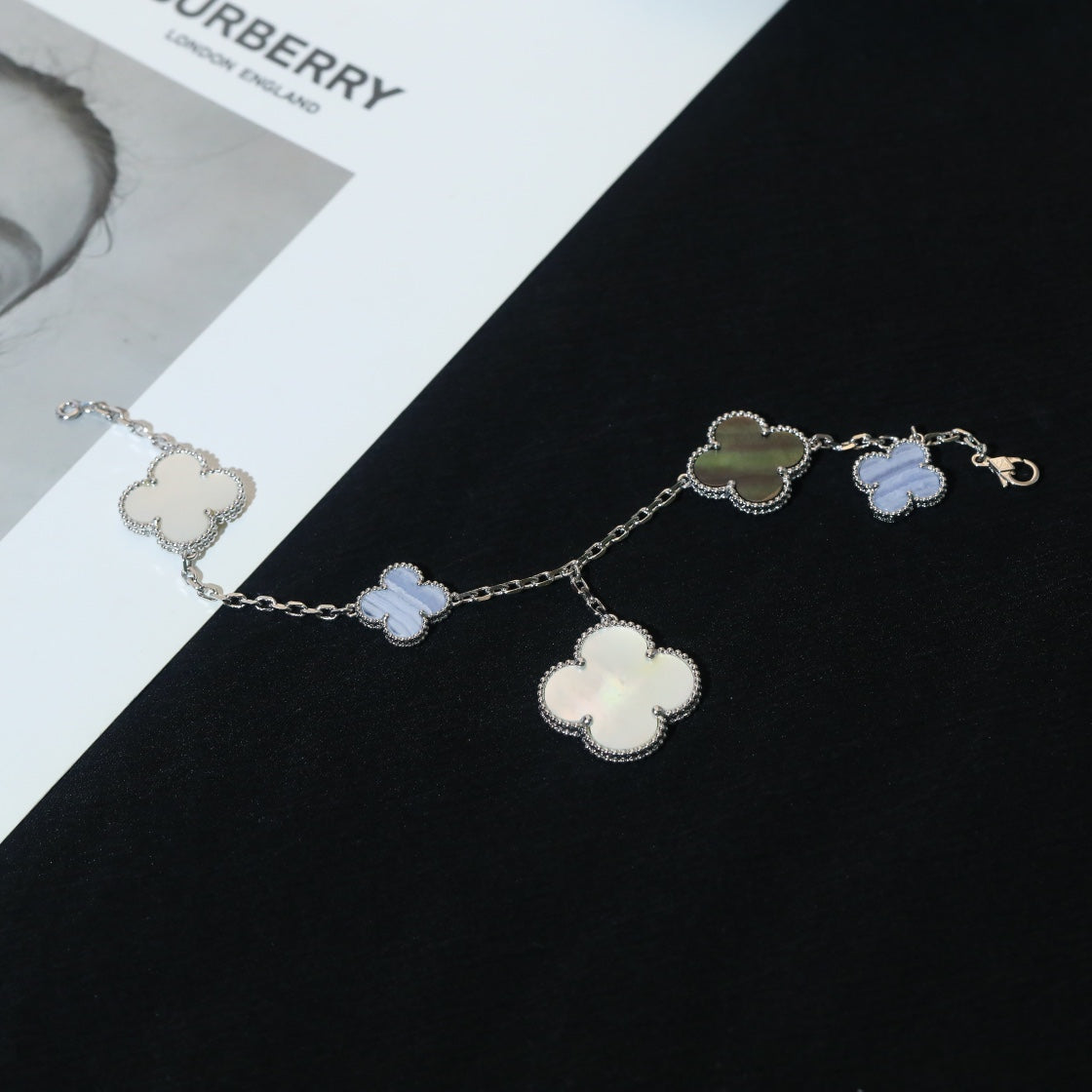 [Cyra]  CLOVER BRACELET 5 MOTIFS MOP CHALCEDONY SILVER