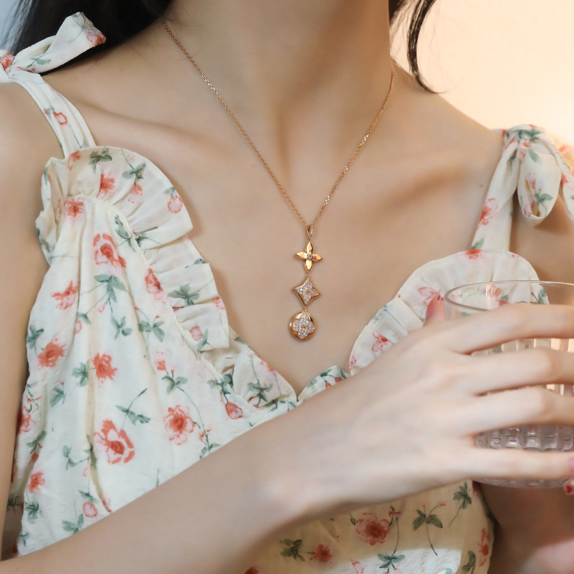 [Cyra] KETTE MIT STERN- UND SONNENDIAMANT IN ROSÉGOLD