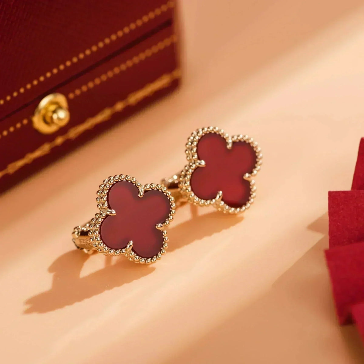 [Cyra]  CLOVER MEDIUM 1 MOTIFS CARNELIAN  EARRINGS