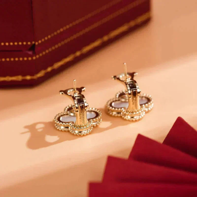 [Cyra]  CLOVER MEDIUM 1 MOTIFS  WHITE MOP STUD EARRINGS