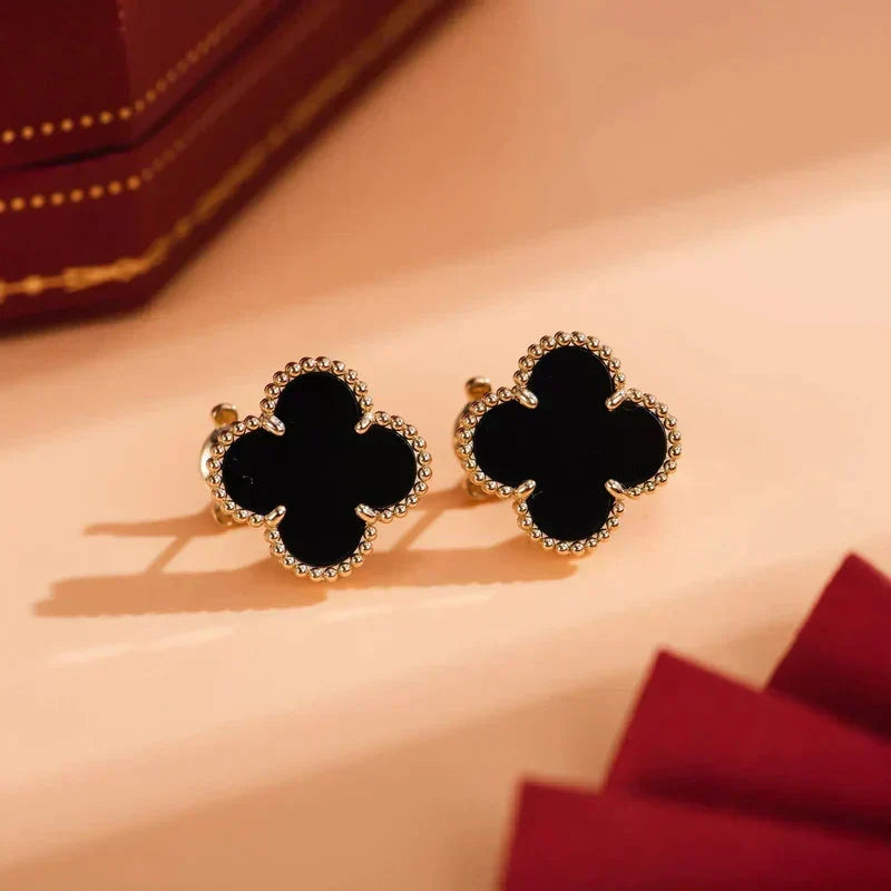 [Cyra]  CLOVER MEDIUM 1 MOTIFS  ONYX STUD EARRINGS