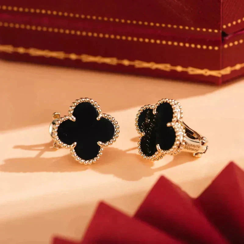 [Cyra]  CLOVER MEDIUM 1 MOTIFS  ONYX STUD EARRINGS