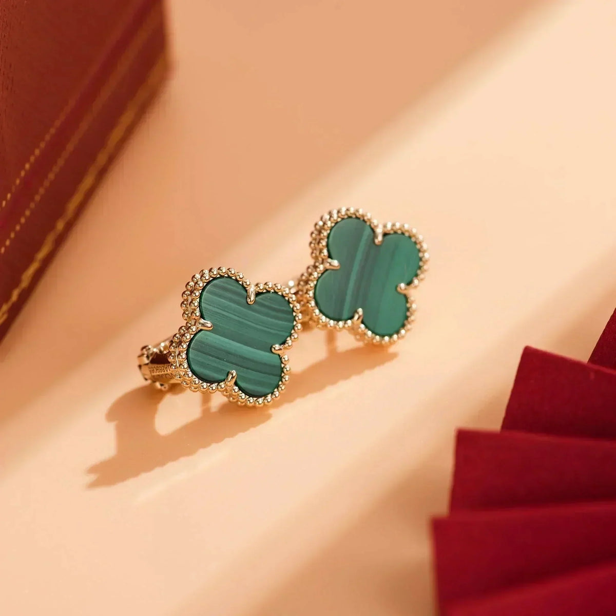 [Cyra]  CLOVER MEDIUM 1 MOTIFS MALACHITE  EARRINGS