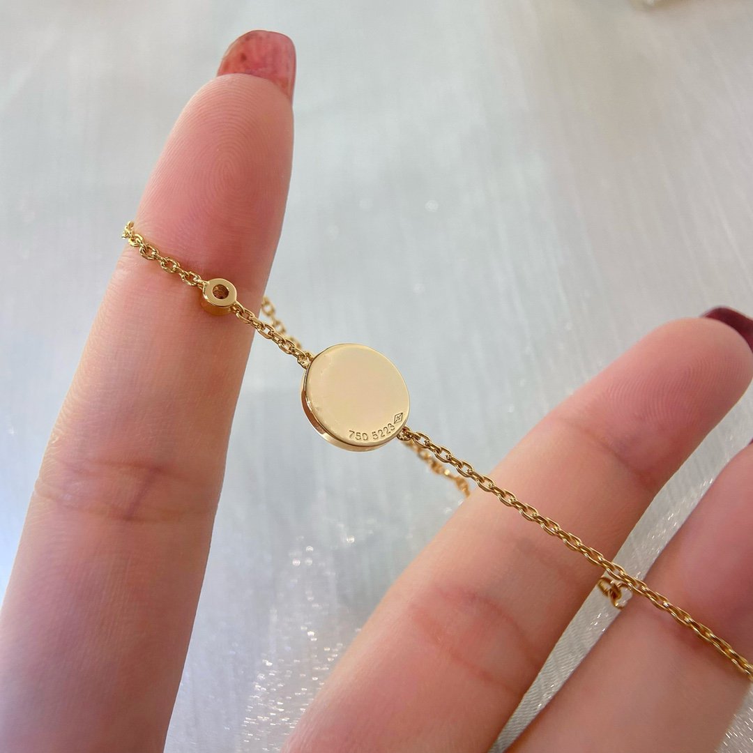 [Cyra]  SUN PEDANT CARNELIAN BRACELET