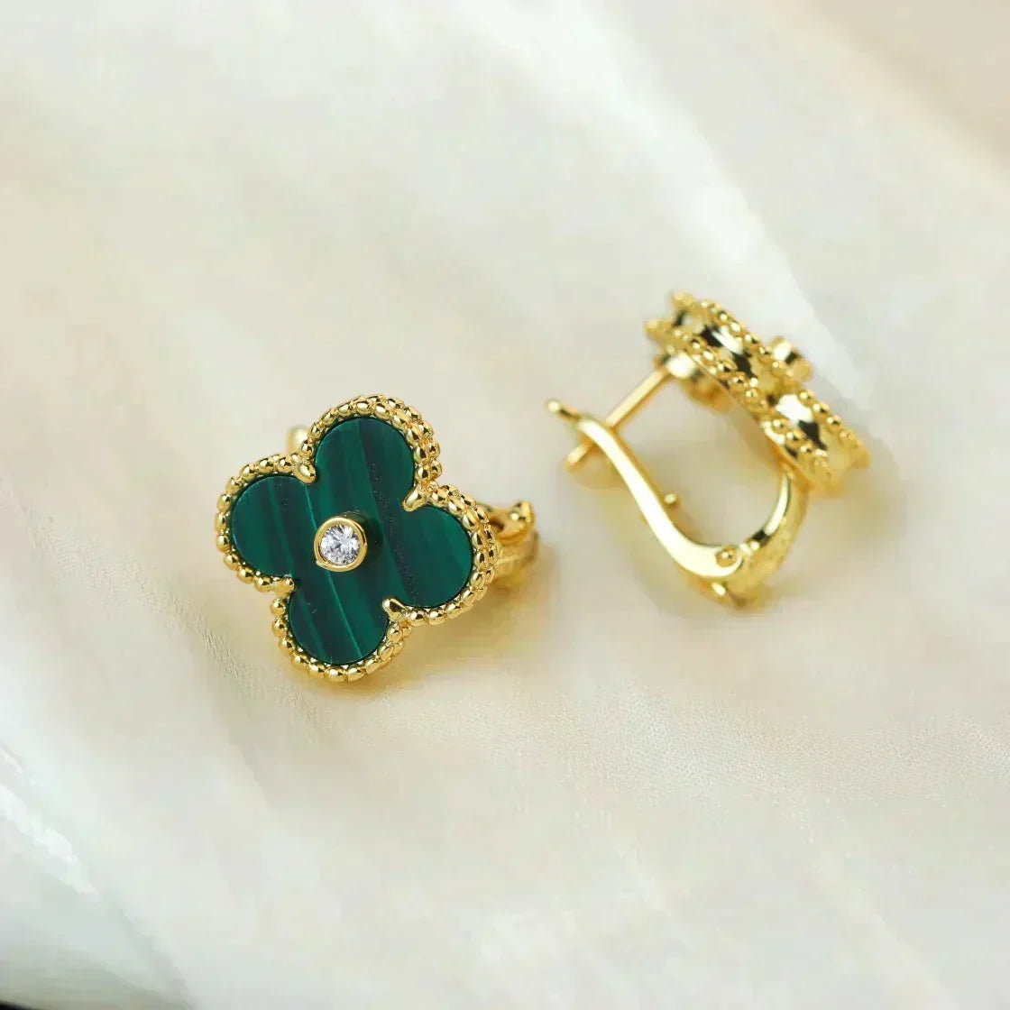 [Cyra]  CLOVER MEDIUM 1 MOTIFS MALACHITE DIAMOND EARRINGS