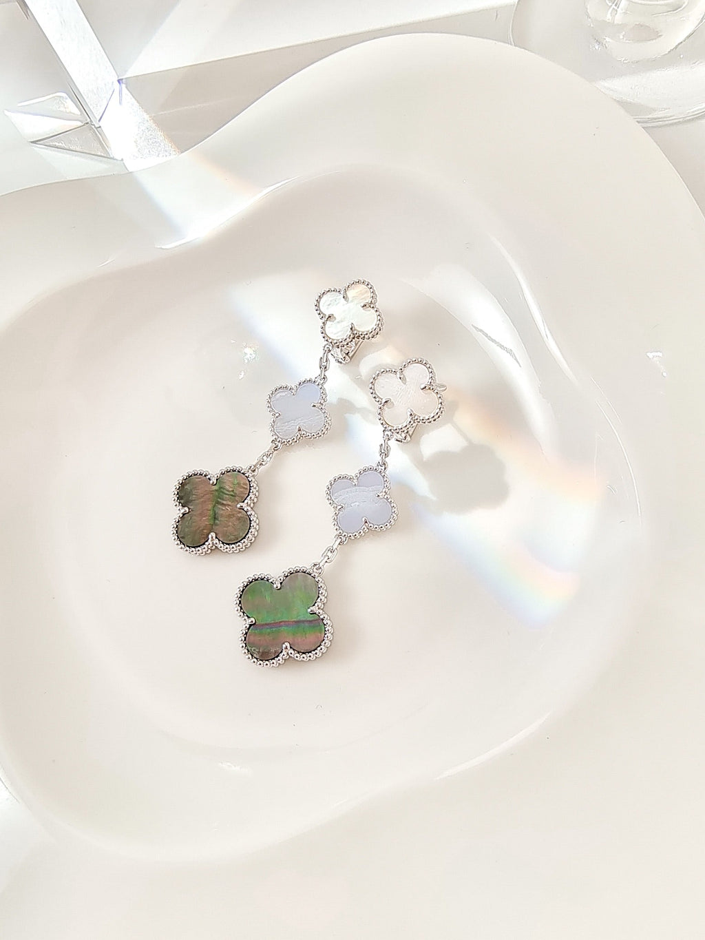 [Cyra] CLOVER 3 MOTIVE CHALCEDON DUNKLE PERLMUTT SILBER OHRRINGE