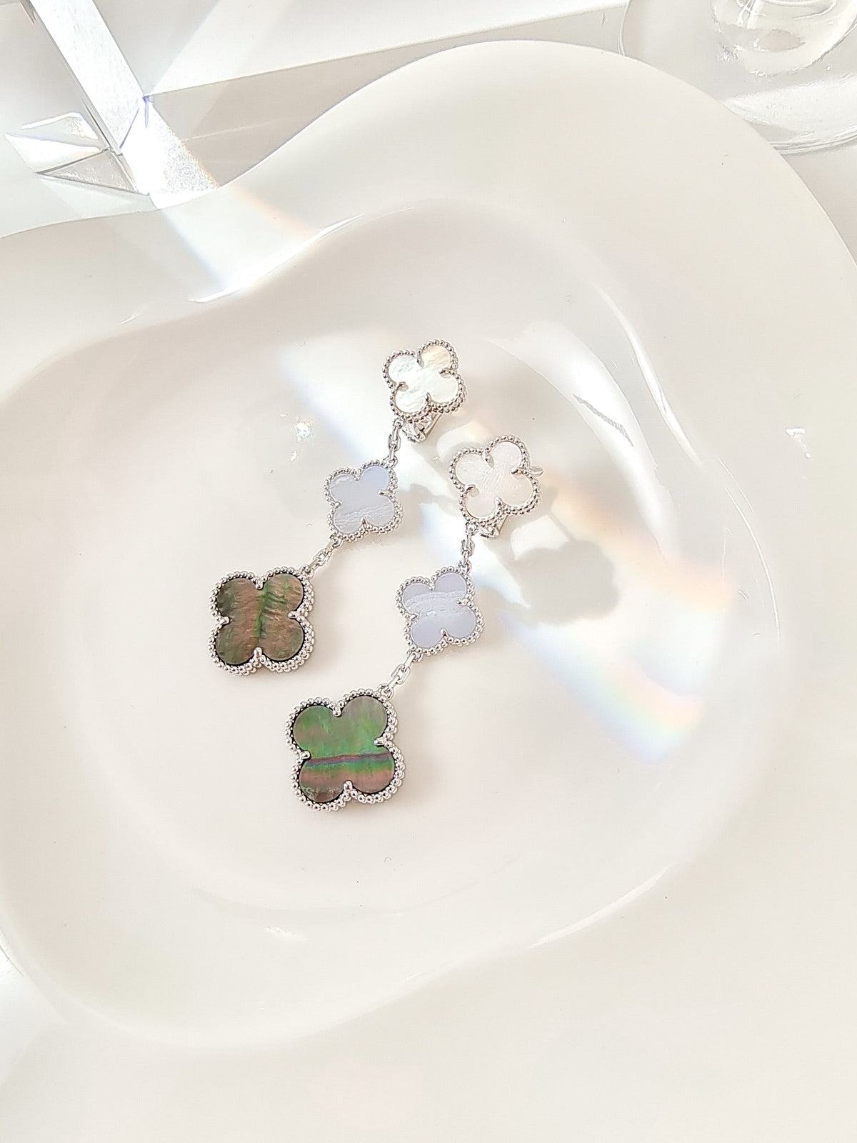 [Cyra]  CLOVER 3 MOTIFS CHALCEDONY DARK MOP SILVER EARRINGS