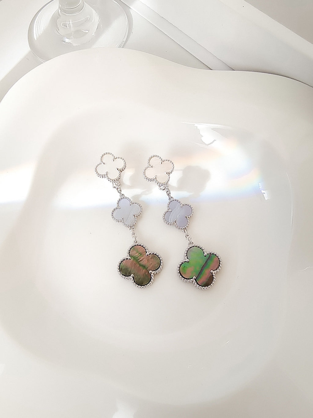 [Cyra] CLOVER 3 MOTIVE CHALCEDON DUNKLE PERLMUTT SILBER OHRRINGE