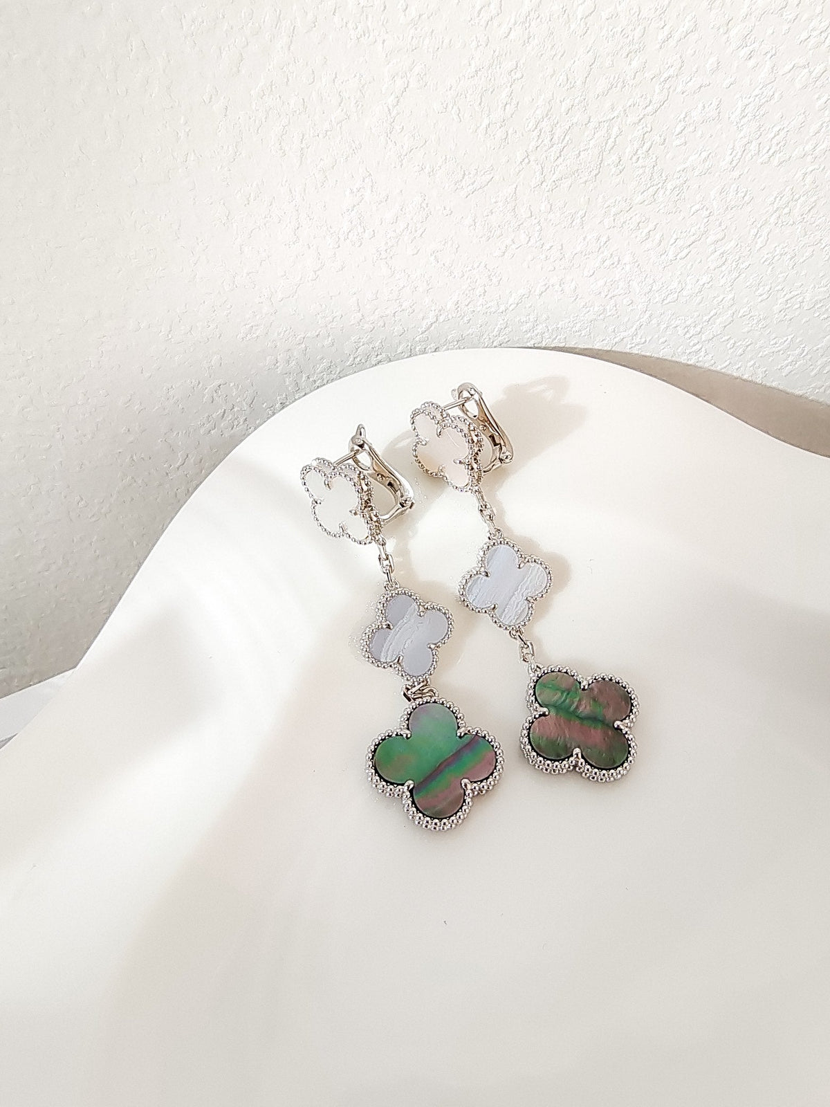 [Cyra]  CLOVER 3 MOTIFS CHALCEDONY DARK MOP SILVER EARRINGS