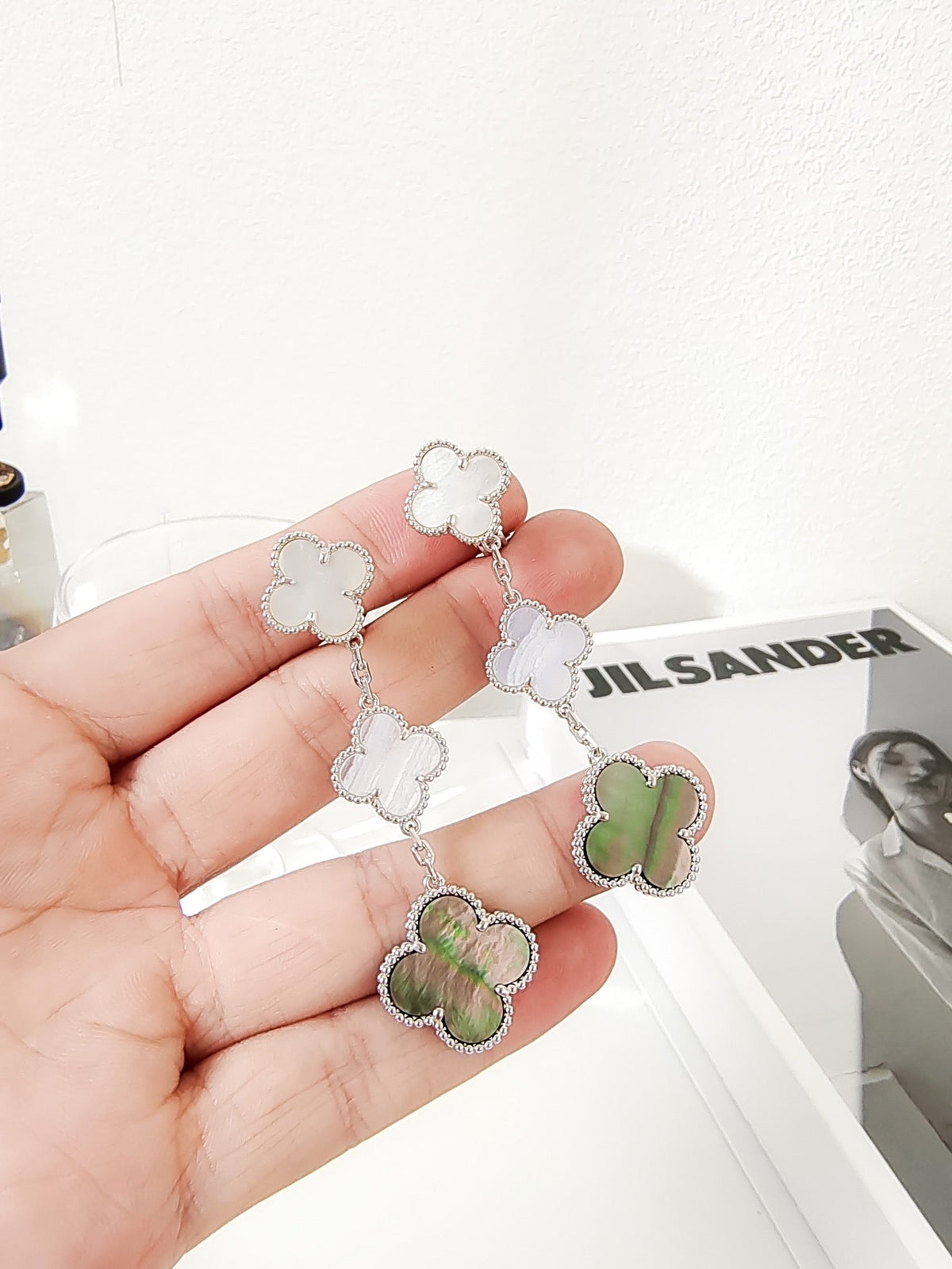 [Cyra] CLOVER 3 MOTIVE CHALCEDON DUNKLE PERLMUTT SILBER OHRRINGE
