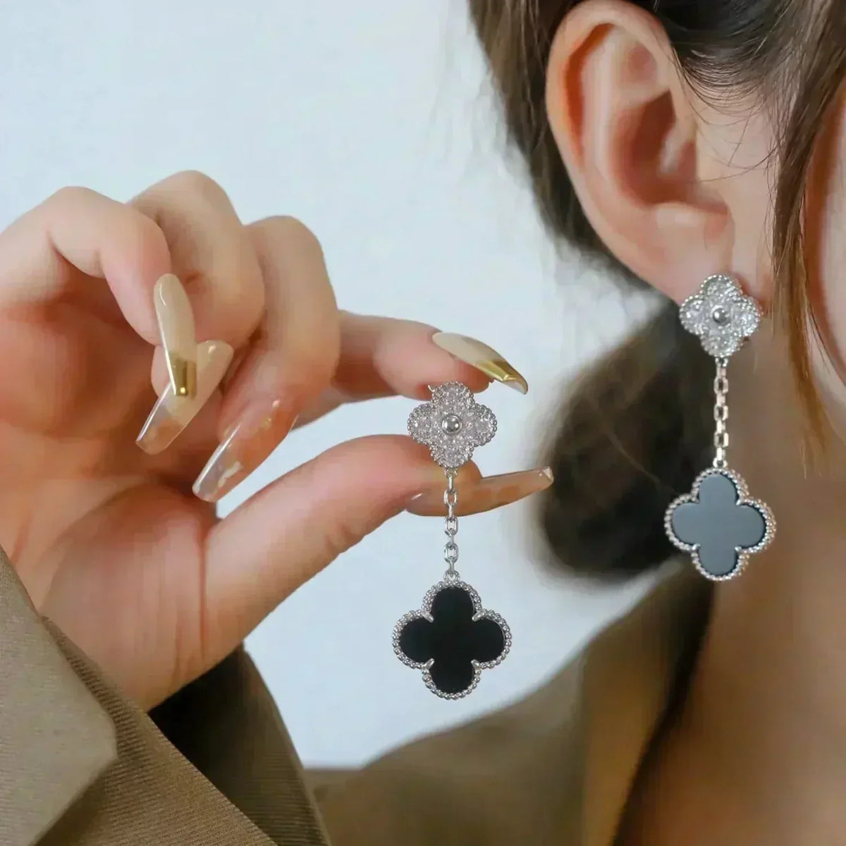 [Cyra]  CLOVER 2 MOTIFS  DIAMOND ONYX EARRINGS SILVER