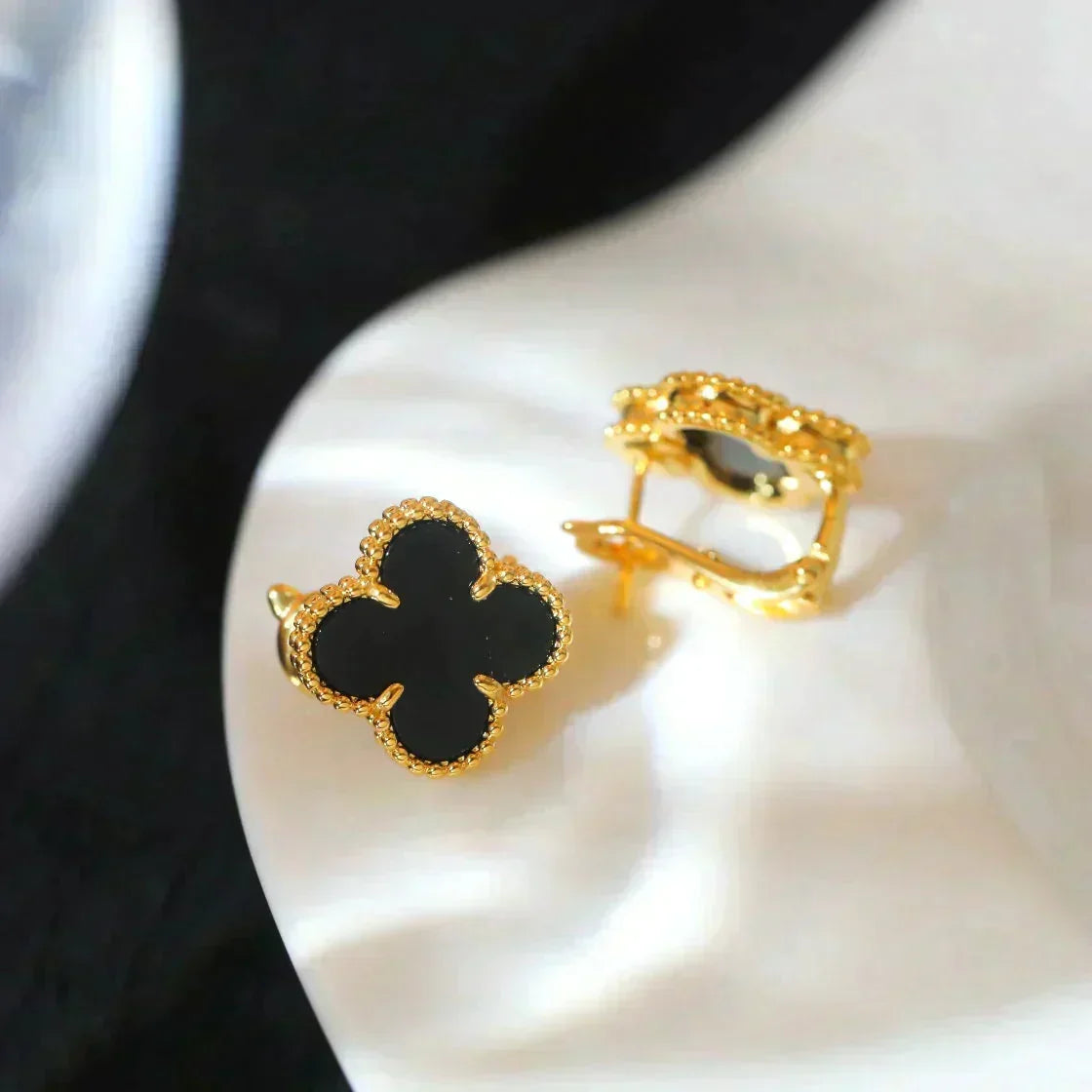 [Cyra]  CLOVER MEDIUM 1 MOTIFS  ONYX STUD EARRINGS