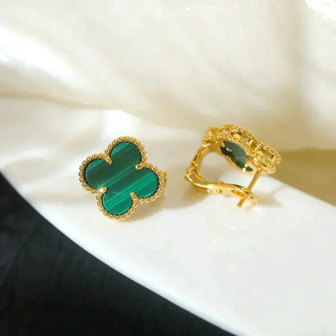 [Cyra]  CLOVER MEDIUM 1 MOTIFS MALACHITE  EARRINGS